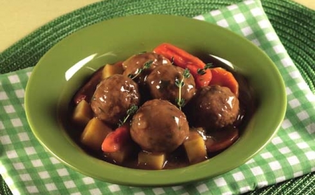 Albóndigas con verduras en su salsa